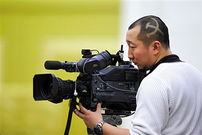 A journalist sporting a creative haircut, highlighting the theme of the year, stood out among his peers at the annual sessions of the Chinese government. He started with a sickle in 2010, as shown in the picture. The journalist is said to have reported on site from China's annual sessions of the National People's Congress and the Chinese People's Political Consultative Conference for a consecutive fifth year. [Photo: the Beijing News]  