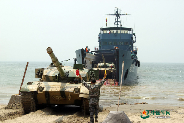 The picture shows a scene of the armored vehicles in loading and sailing training. A troop unit under the Nanjing Military Area Command (MAC) of the Chinese Peoples Liberation Army (PLA) organized armored vehicles to conduct loading and sailing training in strange waters on April 13, 2014 in a bid to improve troops comprehensive combat capability. (Chinamil.com.cn/ Xu Xiaojun)