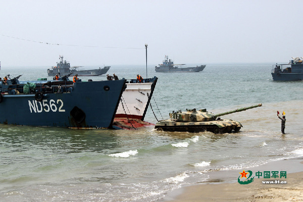 The picture shows a scene of the armored vehicles in loading and sailing training. A troop unit under the Nanjing Military Area Command (MAC) of the Chinese Peoples Liberation Army (PLA) organized armored vehicles to conduct loading and sailing training in strange waters on April 13, 2014 in a bid to improve troops comprehensive combat capability. (Chinamil.com.cn/ Xu Xiaojun)