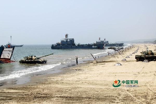 The picture shows a scene of the armored vehicles in loading and sailing training. A troop unit under the Nanjing Military Area Command (MAC) of the Chinese Peoples Liberation Army (PLA) organized armored vehicles to conduct loading and sailing training in strange waters on April 13, 2014 in a bid to improve troops comprehensive combat capability. (Chinamil.com.cn/ Xu Xiaojun)