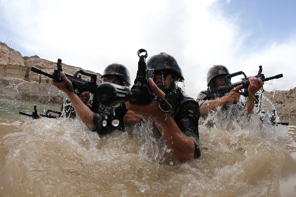 The special operation members conduct tactical training in water. A special operation brigade under the Xinjiang Military Area Command (MAC) of the Chinese Peoples Liberation Army (PLA) conducted training in a field training range located in the hinterland of the Gobi desert in late April. (Chinamil.com.cn/Zhou Wenchao)