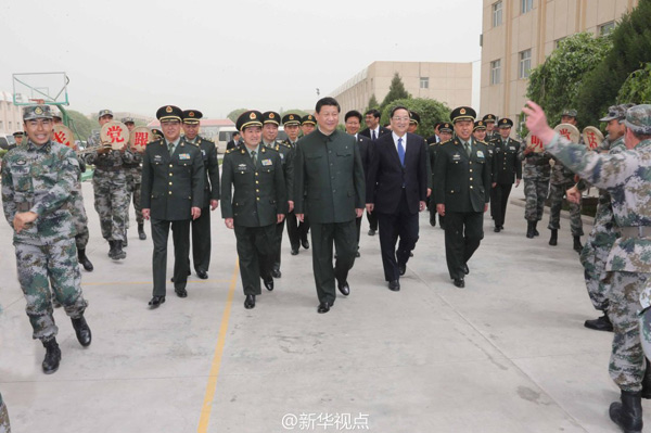 President Xi Jinping visits officers and soldiers from regional ethnic groups at a border frontier base in Kashi of Xinjiang Uygur autonomous region on Sunday to expressing his gratitude for their service to the nation.[Photo/news.xinhuanet.com]