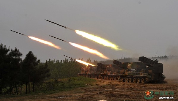 The photo shows that the rocket guns are firing. An artillery regiment of the 1st Combined Corps of the Army of the Chinese People��s Liberation Army (PLA) organized its troops to conduct an actual-troop live-ammunition tactical drill in complex electromagnetic environment on April 27, 2014. (Chinamil.com.cn/Liu Chengzhong)
