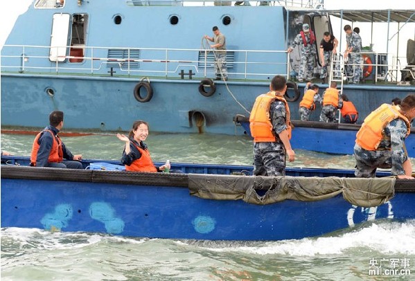 The picture shows that Sun Mei, a female pilot, waves to her comrades-in-arms after a successful landing. (mil.cnr.cn/Shen Ling)
