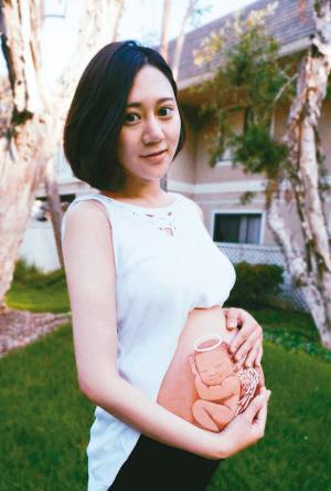 An expectant mother named Luo Qianxi shows her works of art on the stomach featuring her unborn baby. Luo, a painter by profession, has painted pictures on her growing bump to record her pregnancy. [Photo: Chengdu Evening News]
