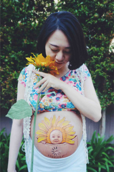 An expectant mother named Luo Qianxi shows her works of art on the stomach featuring her unborn baby. Luo, a painter by profession, has painted pictures on her growing bump to record her pregnancy. [Photo: Photo: Luos Sina Weibo page]