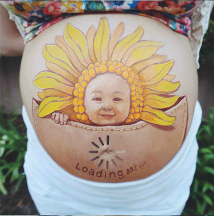 painting on Luos belly. [Photo: Luos Sina Weibo page]