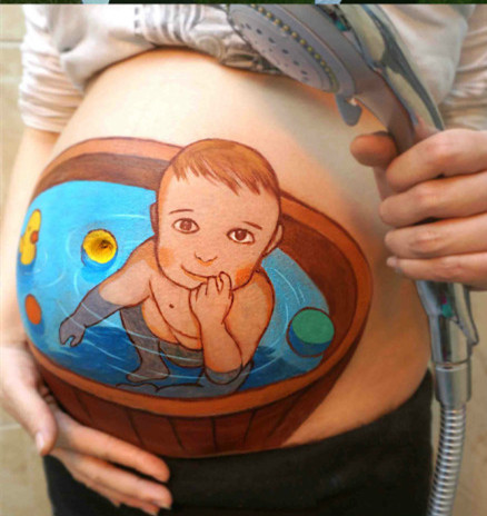 Painting on Luos belly. [Photo: Luos Sina Weibo page]