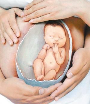 Painting on Luo's belly. [Photo: Chengdu Evening News]