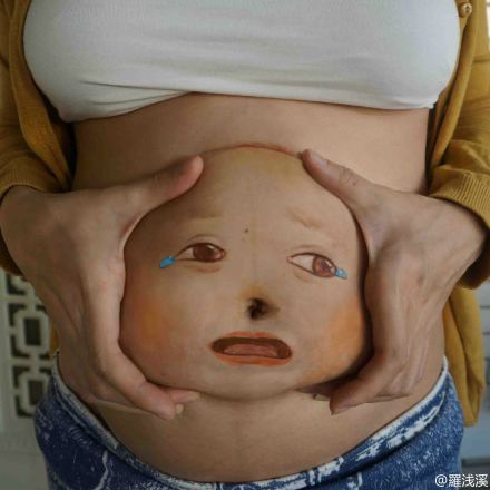 Painting on Luos belly. [Photo: Luos Sina Weibo page]