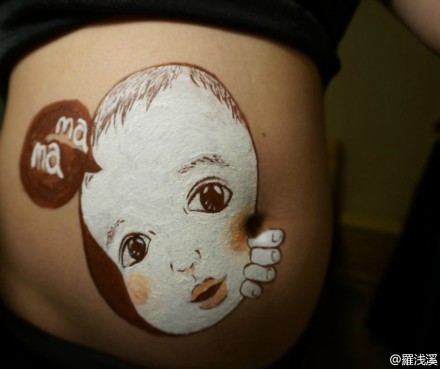 Painting on Luo's belly. [Photo: Luos Sina Weibo page]