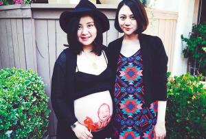 Luo (R) and her friend pose for photo. [Photo: Chengdu Evening News]