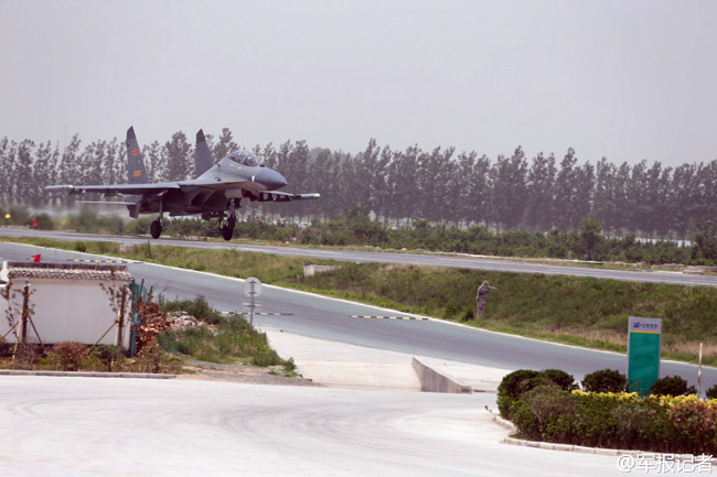 China's air force for the first time test flies warplanes on a highway strip in central China's Henan Province on May 25, 2014. (Photo: chinamil.com.cn)
