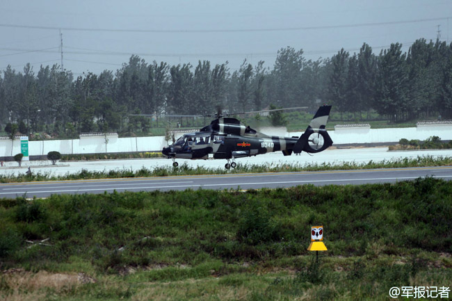 China's air force for the first time test flies warplanes on a highway strip in central China's Henan Province on May 25, 2014. (Photo: chinamil.com.cn)