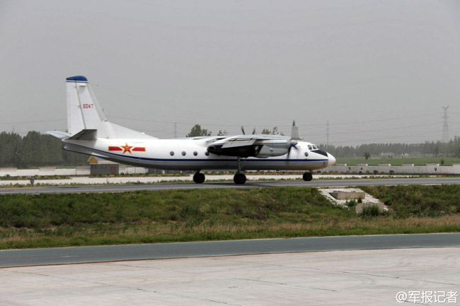China's air force for the first time test flies warplanes on a highway strip in central China's Henan Province on May 25, 2014. (Photo: chinamil.com.cn)