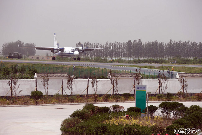 China's air force for the first time test flies warplanes on a highway strip in central China's Henan Province on May 25, 2014. (Photo: chinamil.com.cn)