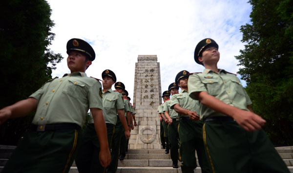 Border soldiers pay tribute at the memorial monument to the martyrs in Huludao, Northeast China's Liaoning province on July 23, 2014. [Photo/Xinhua]