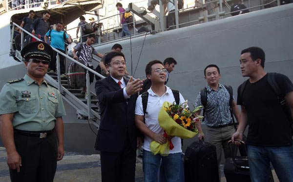 Chinese Ambassador to Greece Zou Xiaoli (2nd L, front) talks with a Chinese evacuee at Piraeus port, Greece, on Aug 2, 2014. [Photo/Xinhua]