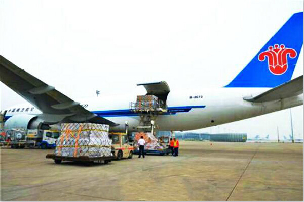 A China Southern Airlines Boeing 777 airliner carrying 93 tons of Apple iPhone 6 mobile phones departs from Central China's Henan province for Chicago, Illinois USA on September 10, 2014. [Photo/ccaonline.com]