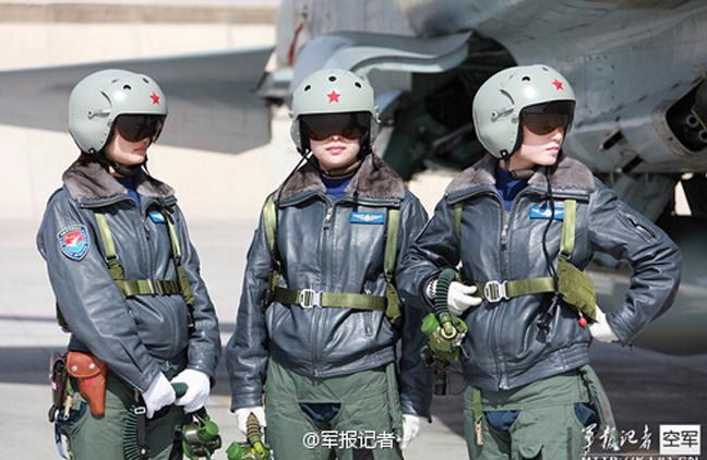 Female pilots take a break. [Photo/mil.com.cn]