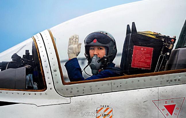 A pilot waves from her cockpit. [Photo/mil.com.cn]