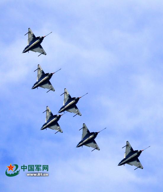 Six fighter jets fly in formation during training. [Photo/mil.com.cn]