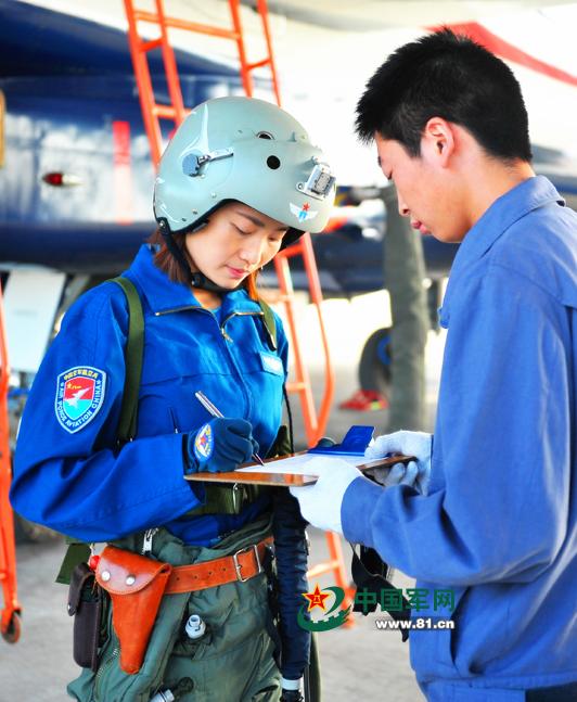 A pilot signs off after an inspection. [Photo/mil.com.cn]