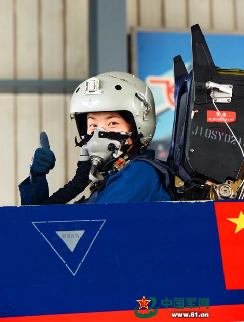 The thumbs up signal marks a successful return from a mission. [Photo/mil.com.cn]