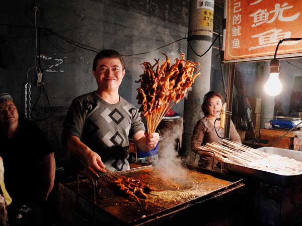 The Muslim Quarter in Xi'an is one of the most well-known parts of the city. Visitors to the city will consider it a whirlwind lesson in bartering and delicious-looking street foods.[Photo by Fan Zhen/chinadaily.com.cn]