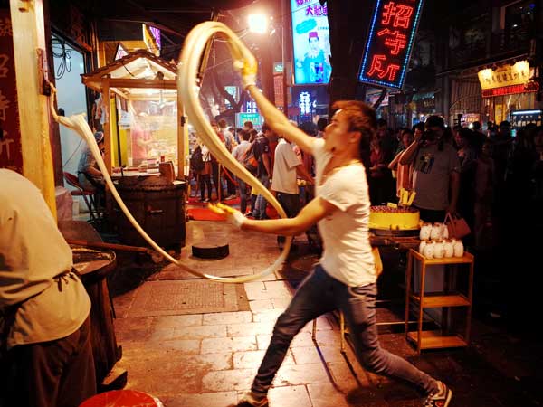 The Muslim Quarter in Xi'an is one of the most well-known parts of the city. Visitors to the city will consider it a whirlwind lesson in bartering and delicious-looking street foods.[Photo by Fan Zhen/chinadaily.com.cn]