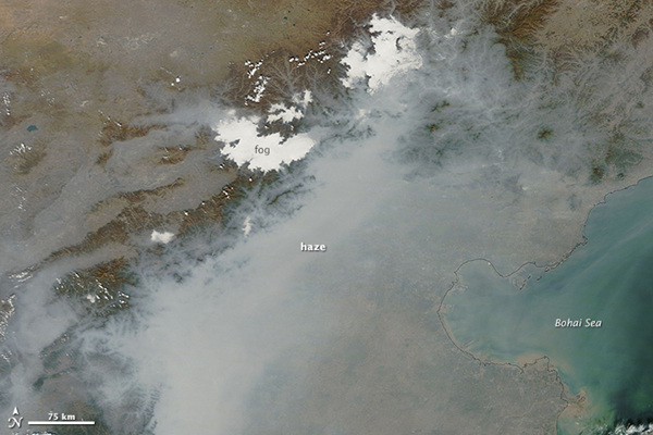 The image shows that a thick layer of haze blanketed the North China Plain on Oct 9. [Photo/NASA]