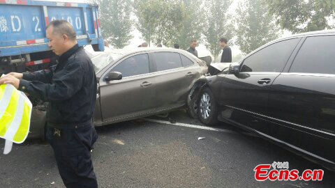 Police arrive at the scene after a multi-vehicle crash occurred on the Baofeng-Jiaxian section of the Zhengzhou-Yaoshan Highway in Central China's Henan Province on Saturday, Oct 11, 2014. (Photo/China News Service)