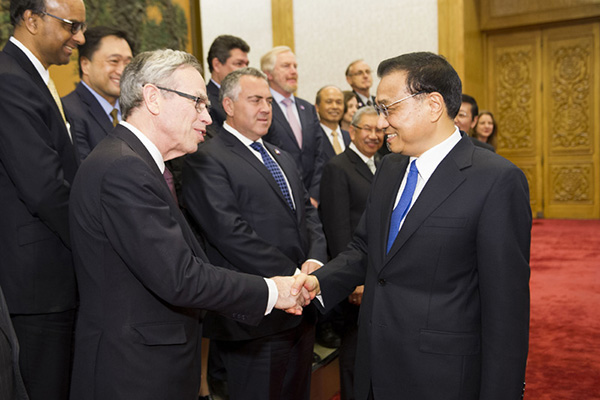 Premier Li Keqiang meets heads of delegations to attend the 21st APEC Finance Ministers Meeting at the Great Hall of People in Beijing on Oct 21, 2014. [Photo/english.gov.cn] 