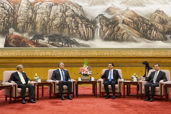 Premier Li Keqiang meets heads of delegations to attend the 21st APEC Finance Ministers Meeting at the Great Hall of People in Beijing on Oct 21, 2014. [Photo/english.gov.cn] 
