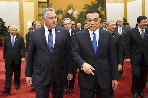 Premier Li Keqiang meets heads of delegations to attend the 21st APEC Finance Ministers Meeting at the Great Hall of People in Beijing on Oct 21, 2014. [Photo/Xinhua]