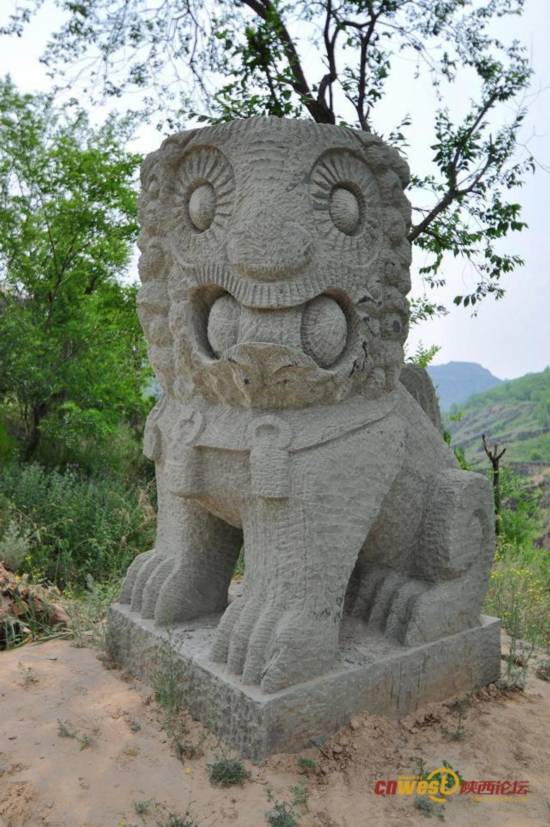 A cute stone lion in Suide county [Photo by Da Shu/Cnwest]  