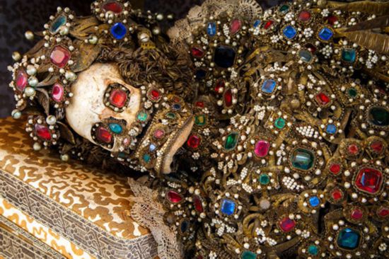 An ancient grave with several bodies covered with gold and jewelry was discovered in Rome, Italy recently. The treasures were confirmed to be true. The identities of the people in the collective graveyard were not confirmed yet. [Photo/chinadaily.com.cn]