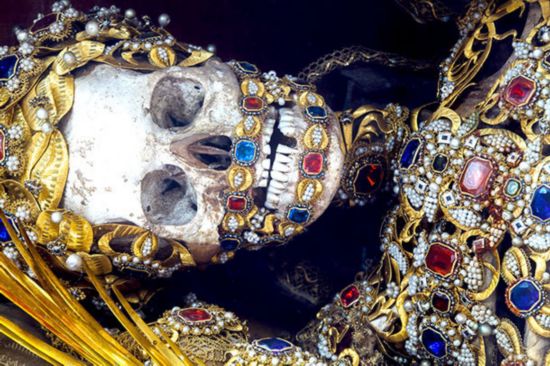 An ancient grave with several bodies covered with gold and jewelry was discovered in Rome, Italy recently. The treasures were confirmed to be true. The identities of the people in the collective graveyard were not confirmed yet. [Photo/chinadaily.com.cn]