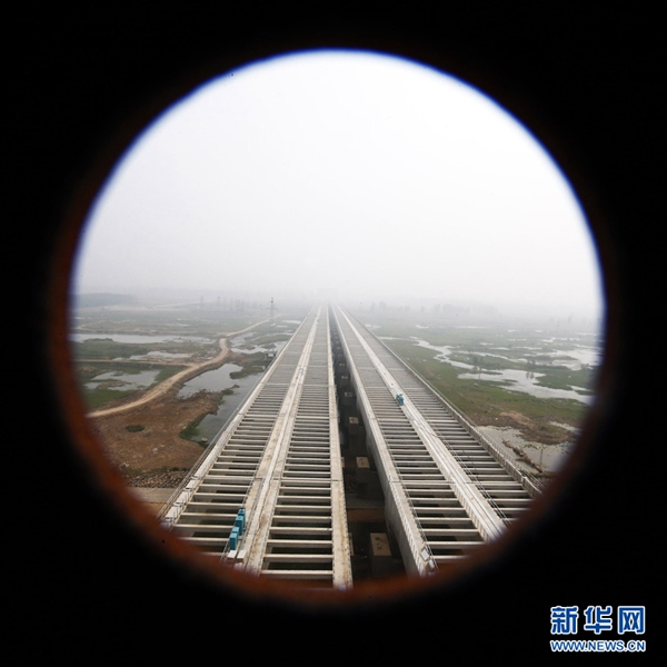 Photo taken on Sept 25, 2014 shows an aqueduct on River Shahe. (Xinhua/ Yin Gang)