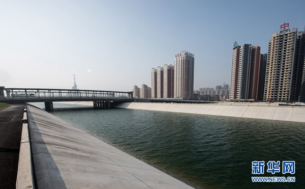 Construction of a tunnel across the Yellow River on Nov 23, 2013. (Xinhua/Zhang Yu)
