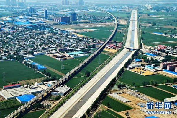 This stage of main canal is built along the Beijing-Shijiazhuang railway. (Xinhua/ Yang Shiyao)
