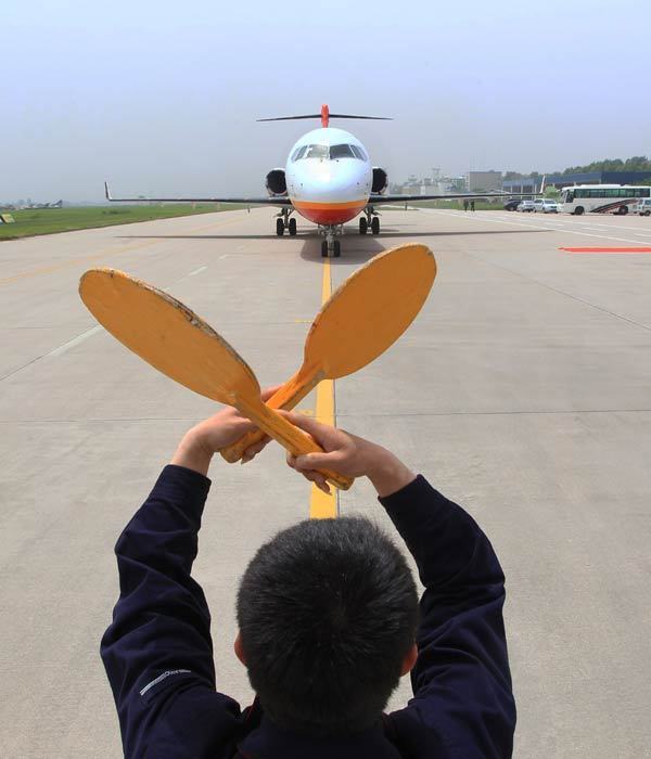 An ARJ21-700 regional aircraft arrives at Xi'an Yanliang Airport, April 28, 2014. [Photo/Xinhua]
