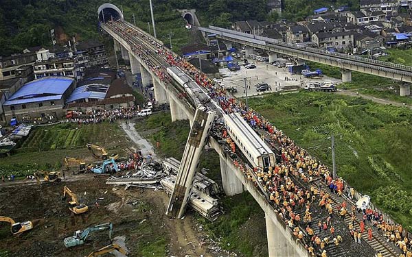 Photo shows the crashed bullet trains in Wenzhou City of east China's Zhejiang province. D301 train from Beijing to Fuzhou rear-ended the D3115 train at 8:50 pm The first four coaches of D301 and the 15th and 16th coaches of D3115 went off the line. [Photo/Xinhua]
