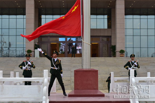 The national flag is about to be raised. [Photo/81.cn]