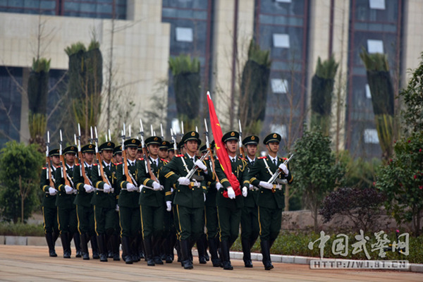 The procession walks to the flag-raising platform. [Photo/81.cn]