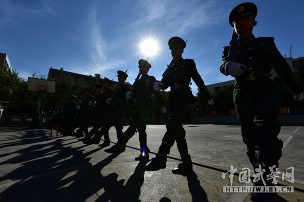 Training is held under a dazzling sun. [Photo/81.cn]