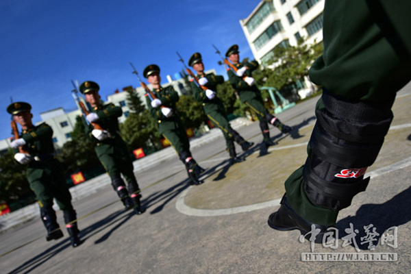 Sandbags weighing 20 kg are tied to the soldiers' legs. [Photo/81.cn]