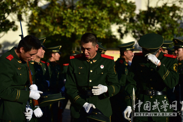 Soldiers remove their hats off hats during a break. [Photo/81.cn]