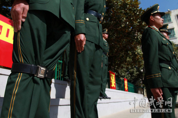 A soldier has his legs tied with a belt to help him maintain a perfect position. [Photo/81.cn]