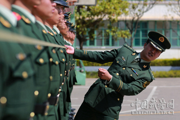 An officer uses a rope to keep the soldiers in a straight line. [Photo/81.cn] 
